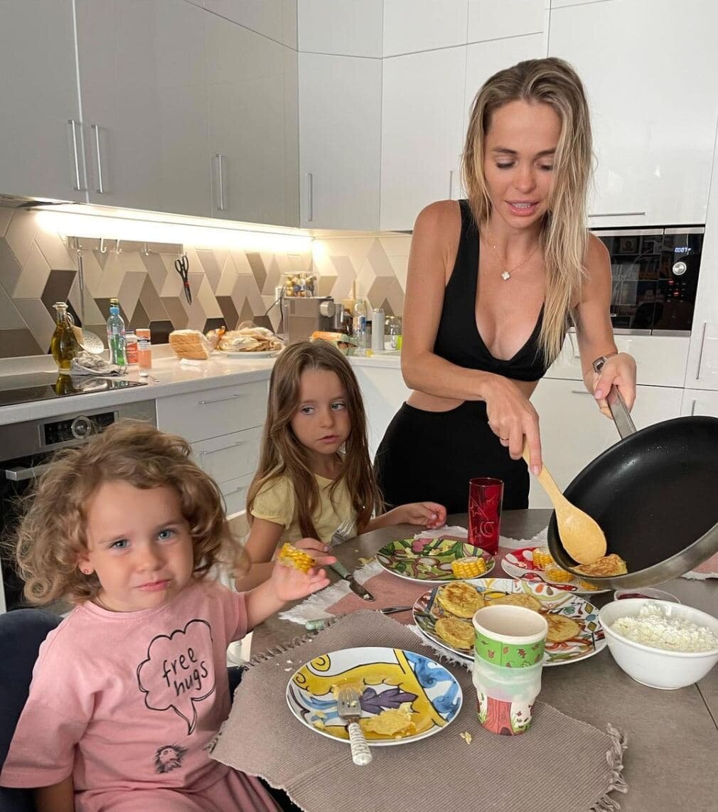 Анна Хилькевич с детьми. Фото: instagram.com/annakhilkevich/