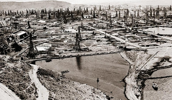 Бакинские нефтепромыслы. Источник фото: Комсомольская правда (https://clck.ru/dWgMC).