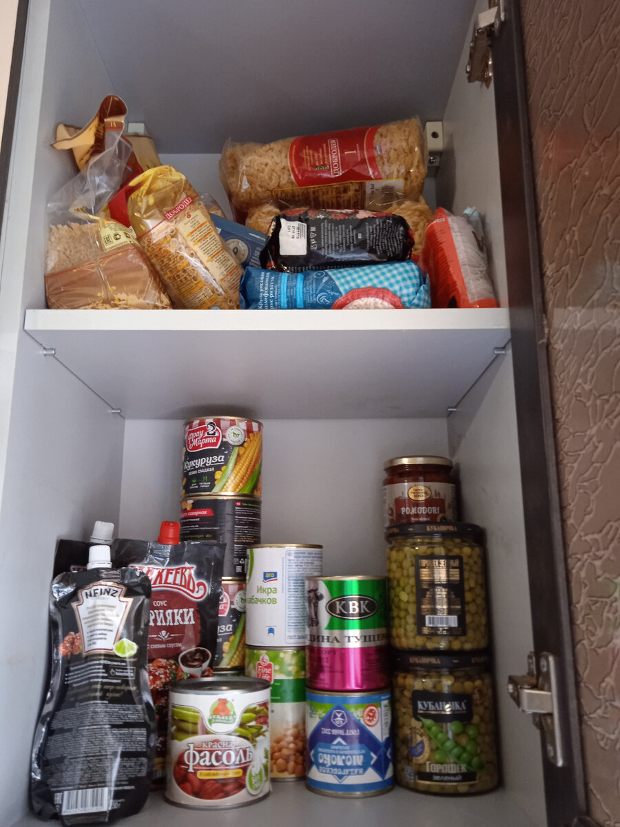 Мои макаронные угодия. А год назад они занимали два шкафа. Забрезжил свет в конце тоннеля :)