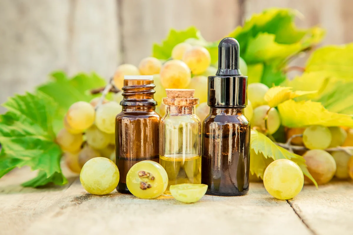 Кожные масла. Grapeseed Oil виноградное масло. Эфирное масло виноградной косточки. Масло виноградной косточки косметическое Grapeseed. Натуральная косметика на масле.