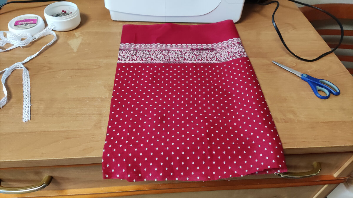 Прямоугольник занавесочной ткани, сложенный пополам поперёк.