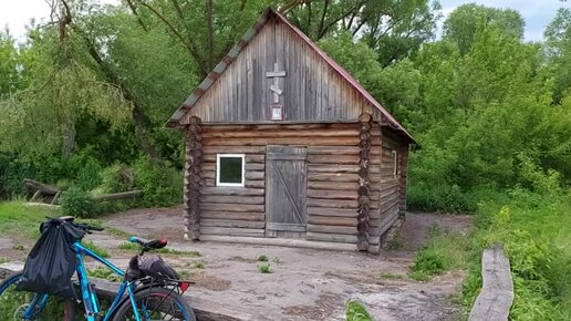 На велопрогулке встретилась купель в честь Святой Троицы. Показываю, как она обустроена, есть плюсы и минусы