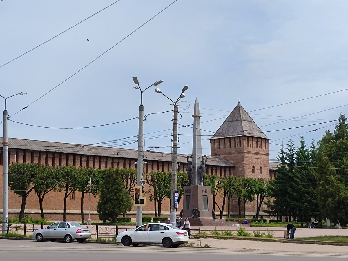 Это кусочек нашей знаменитой Смоленской крепостной стены на площади Победы, а перед ней - не так давно открытый памятник воинам-победителям
