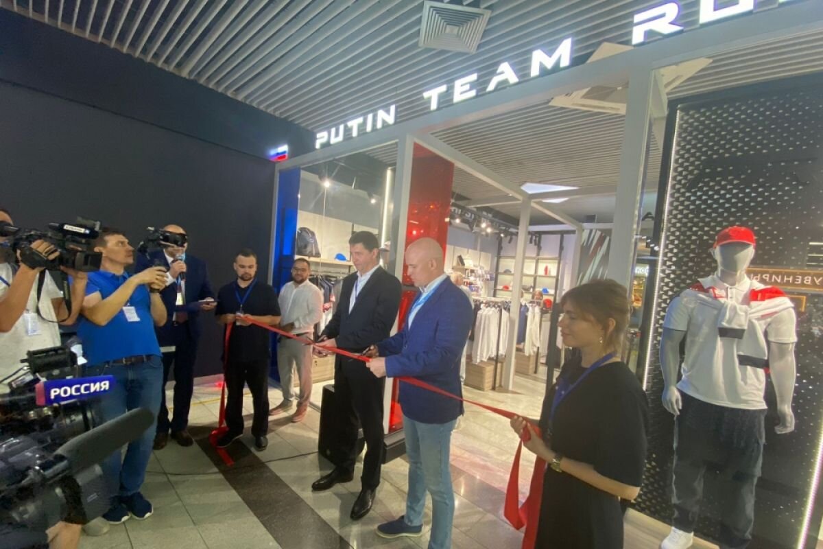    Магазин одежды Putin Team открылся в аэропорту Сочи