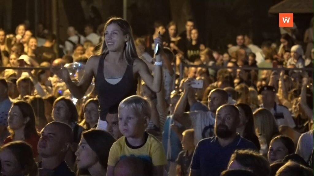 Всмотритесь в лица людей: тут вам и радость, и грусть, и счастье, и изумление на грани шока…