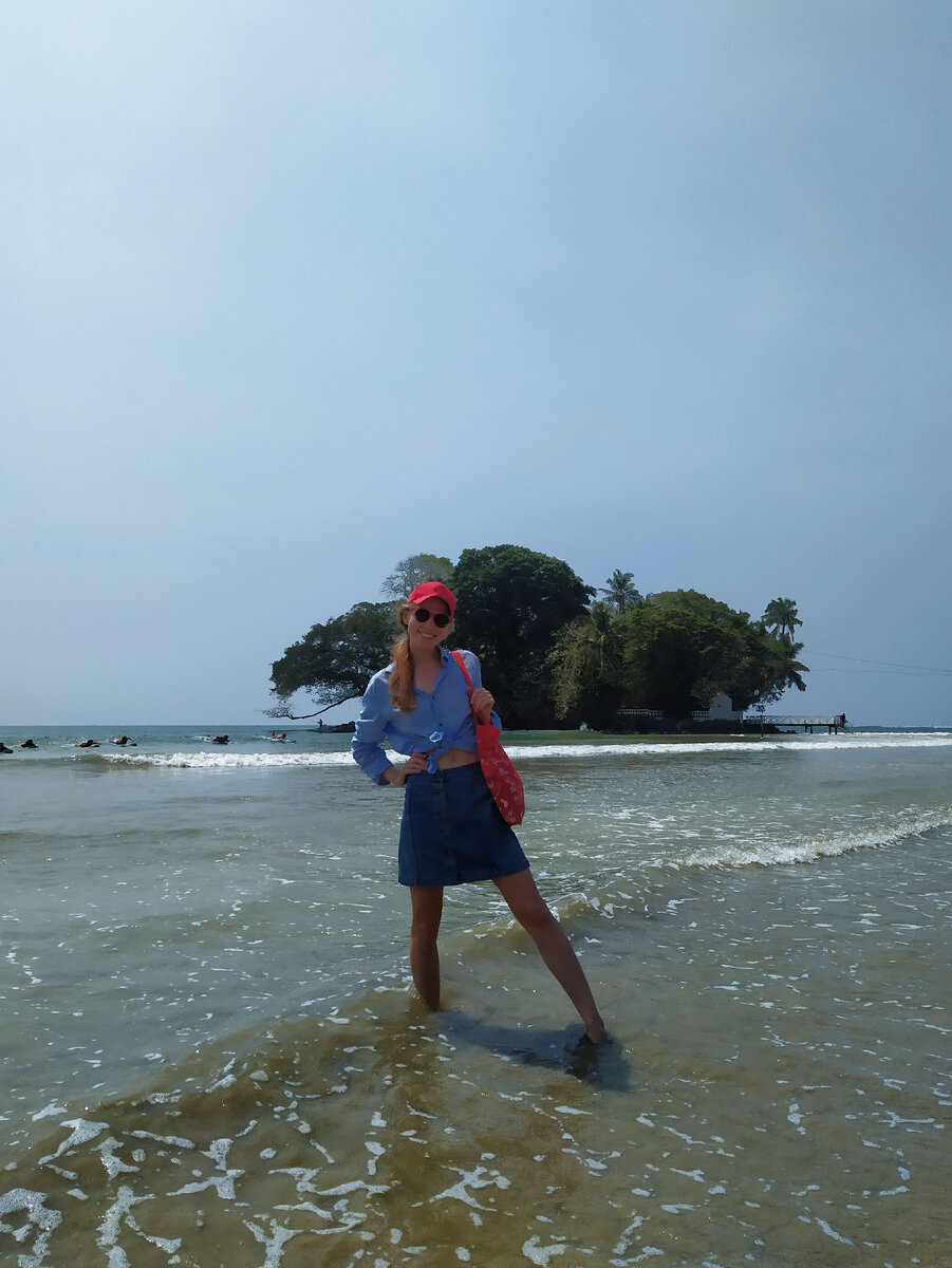 Пляж Велигама, на заднем фоне можно увидеть начинающих серфингистов на тренировке