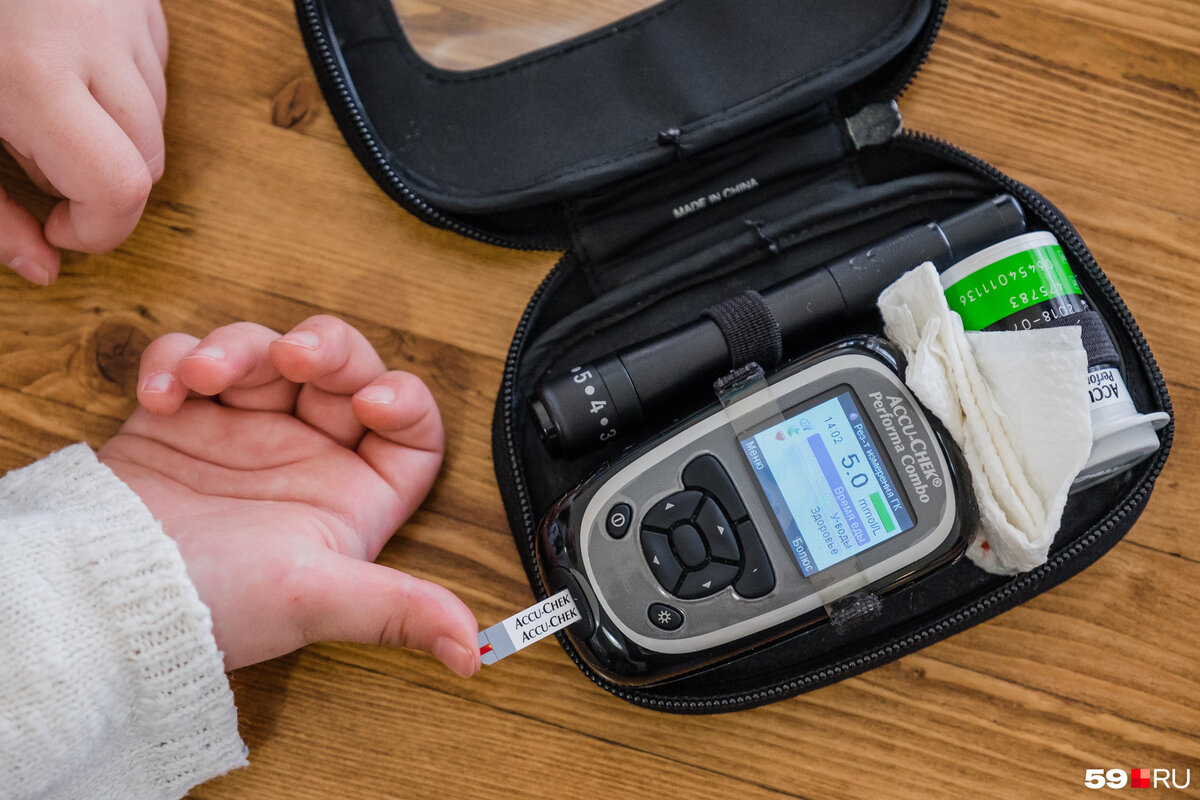 Диабет вызван недостатком инсулина в крови. Заболевание приводит к серьёзому нарушению обмена веществ. 