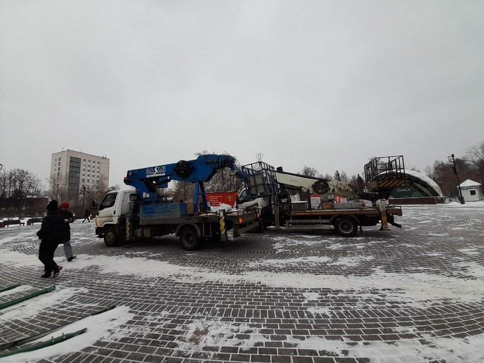     На место привезли детали конструкции. Алёна ГОЛЕВА