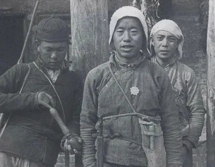 Китайские ополченцы с самодельными гранатами.