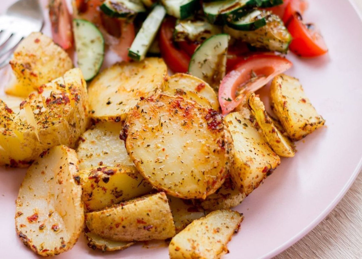 Картошка дольками в микроволновке. Как запечь картошку в микроволновке дольками. Картошка в микроволновке быстро. Картошка в микроволновке. Картошка на пергаментной бумаге в духовке.