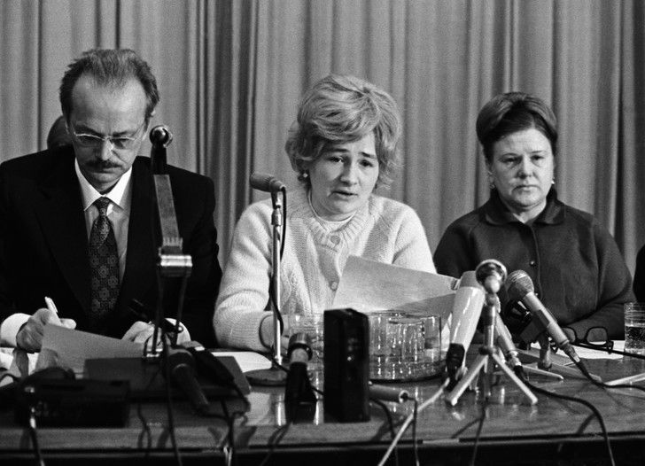 Жена и мачеха предателя молят мужа и отца вернуться домой. Он откажется от них. 