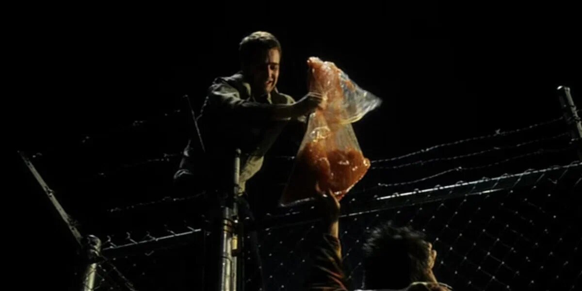 Cцена с кражей жира была добавлена Дэвидом Финчером. В книге это сцены нет.