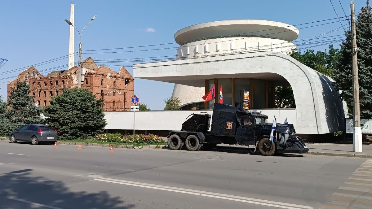     У музея-панорамы в Волгограде продолжаются приготовления к субботнему концерту. Активно ремонтируют даже фасад Дома Павлова.