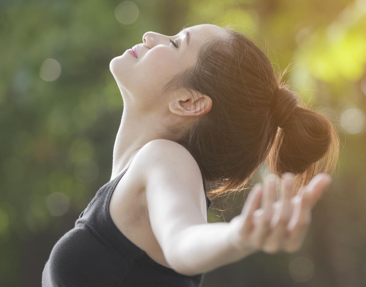 апноэ во сне у детей симптомы. дыхание здорового человека. причины поступления воздуха в легкие. во время как ребенок дышит. девушка вдох.