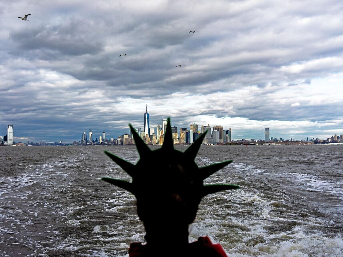 Девушка в шляпе Статуи Свободы на фоне Нью-Йорка© РИА Новости / Дмитрий Паршин