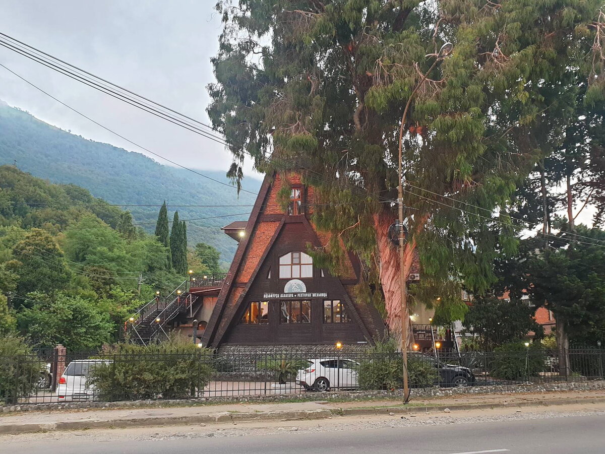 Вид на ресторан "Мельница" с дороги