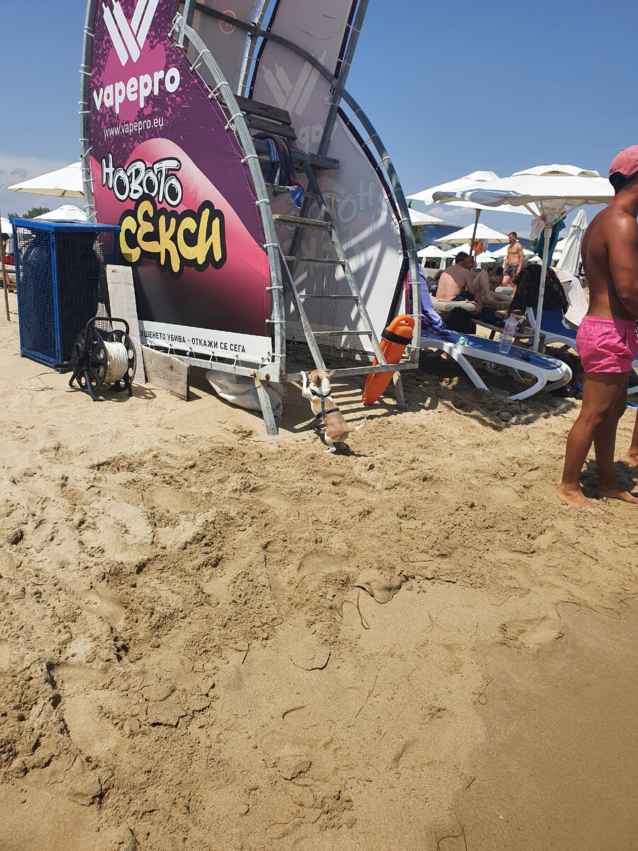 Спасатель лезет на своё рабочее место