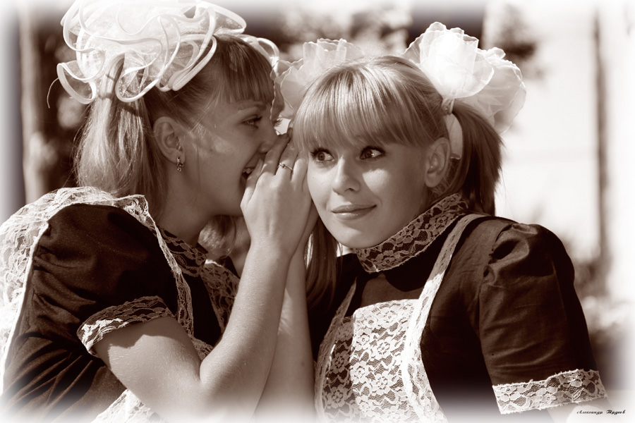 Дружу с одноклассницей. Одноклассницы. Подростки в школе. Красивые выпускницы в школьной форме. Teen школа.