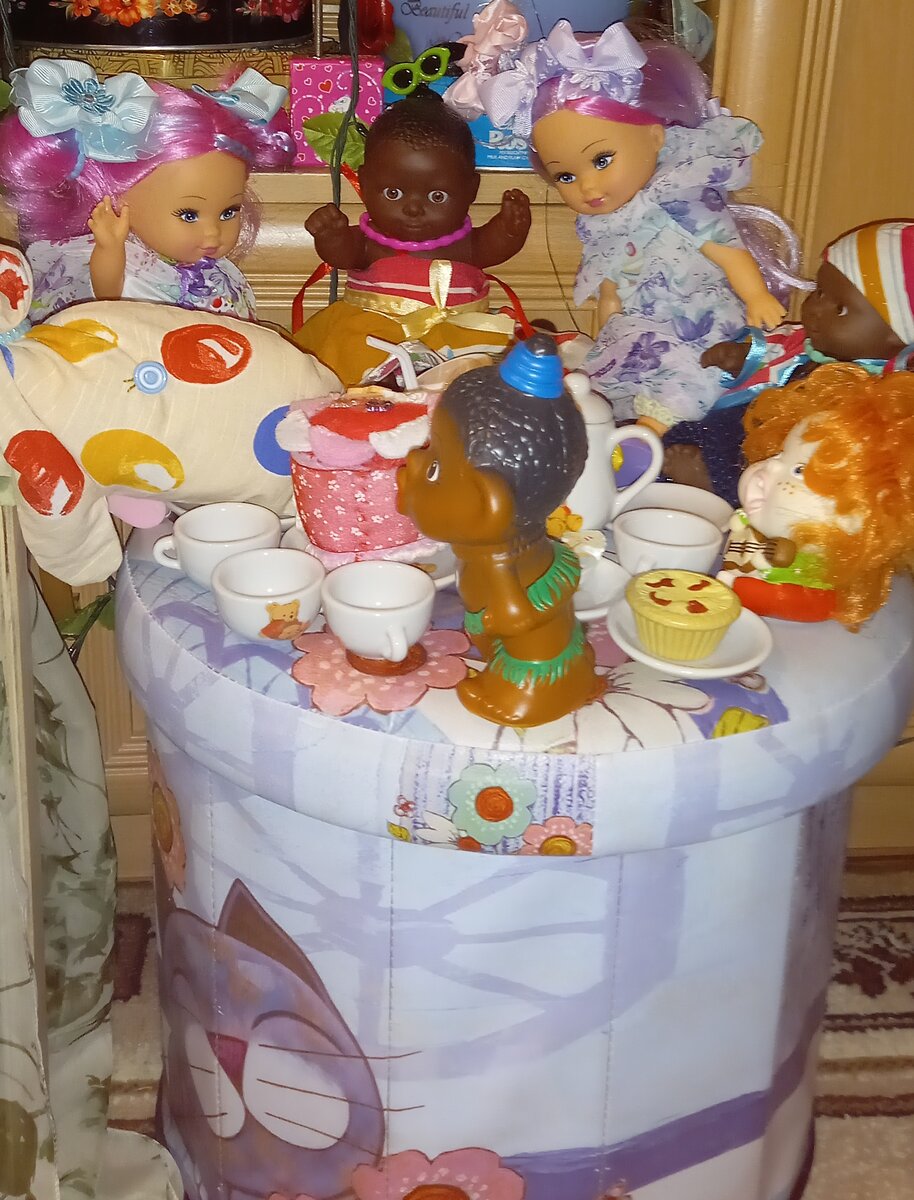 Дракон пришёл на "день рождения" к моей любимой "шоколадной" куколке Анейде-Алиссии (в зелёных очках).