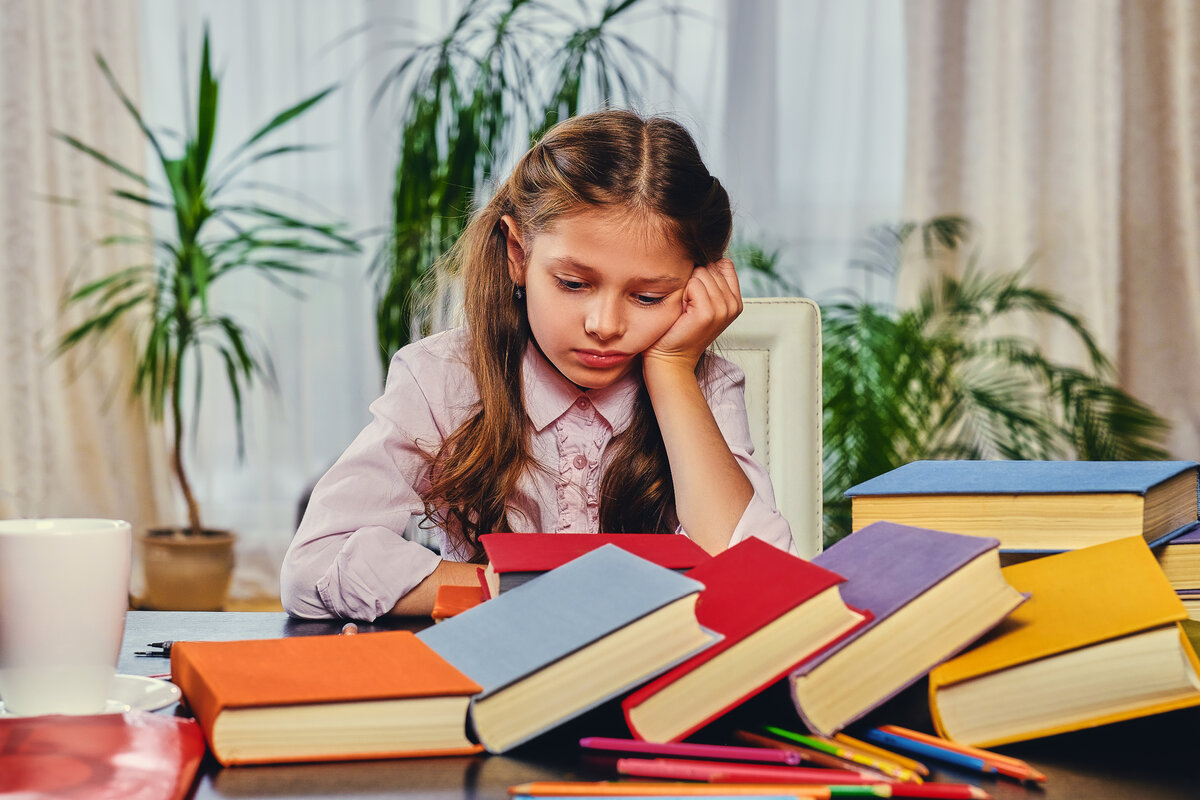 <a href="https://ru.freepik.com/free-photo/cute-little-girl-at-the-table-with-a-lot-of-colorful-books_26398259.htm?query=%D0%B4%D0%B5%D0%B2%D0%BE%D1%87%D0%BA%D0%B0%20%D0%BA%D1%80%D0%B8%D1%87%D0%B8%D1%82%20%D1%81%20%D0%BA%D0%BD%D0%B8%D0%B3%D0%BE%D0%B9#from_view=detail_alsolike">Изображение от fxquadro</a> на Freepik