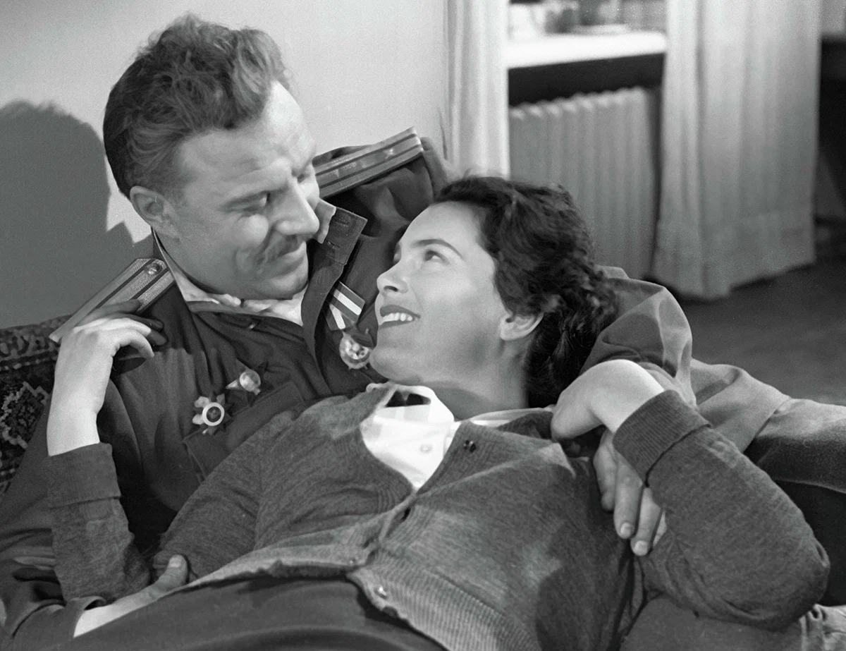 Добровольцы 1958. Элина Быстрицкая «добровольцы» (1958).. Ульянов Михаил актер в добровольцах. Элина Быстрицкая в фильме добровольцы. Добровольцы фильм 1958.