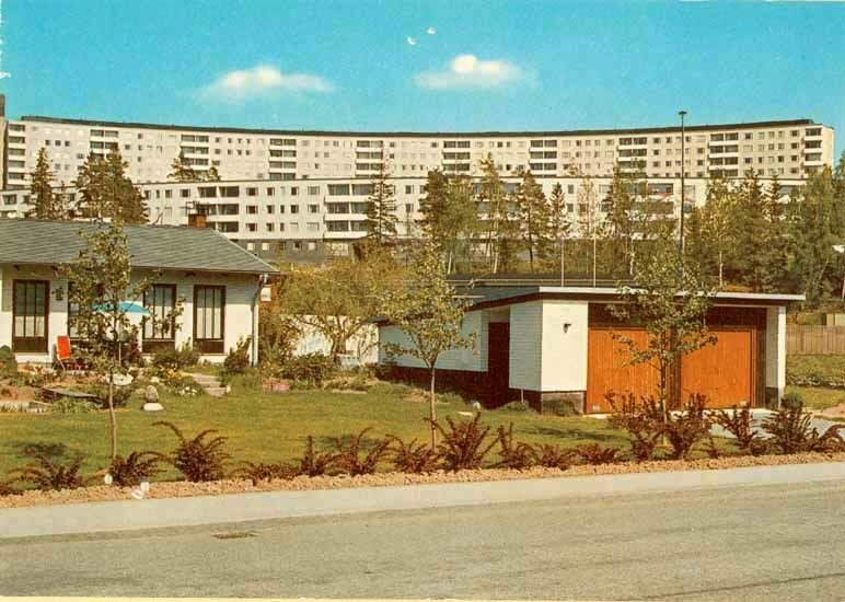 Здесь в 60-х годах построили несколько десятков домов волнообразной формы (в одном из них и находится квартира, которую я сегодня покажу)