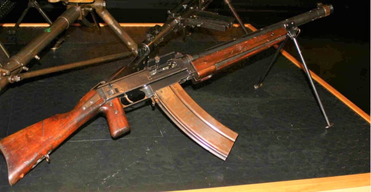 Ручной пулемет КЕ-7. Вид справа.