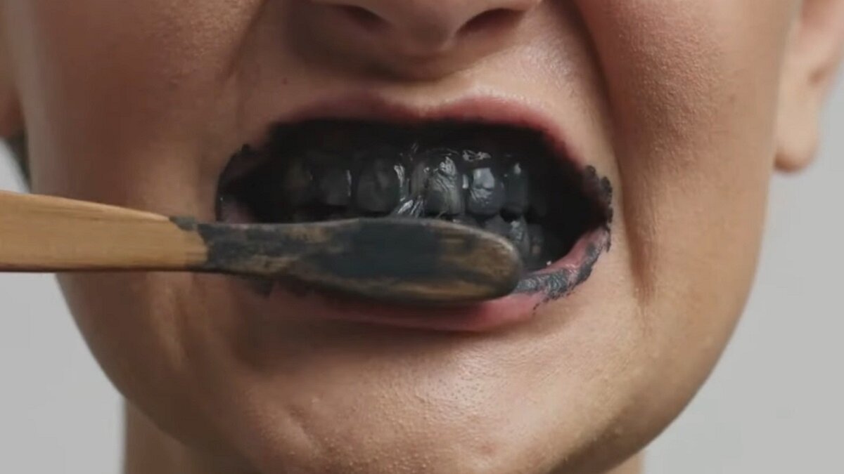    Чистка зубов активированным углем