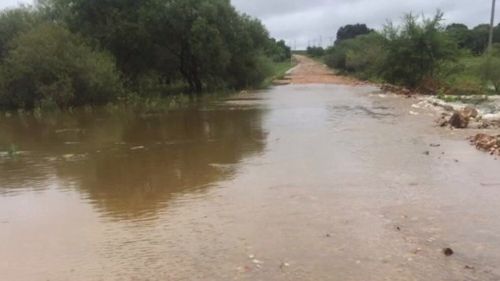     Резкий подъем уровня воды из-за обильных осадков произошёл в Михайловском районе Приморья. В связи с этим силы МЧС объявили угрозу затопления.