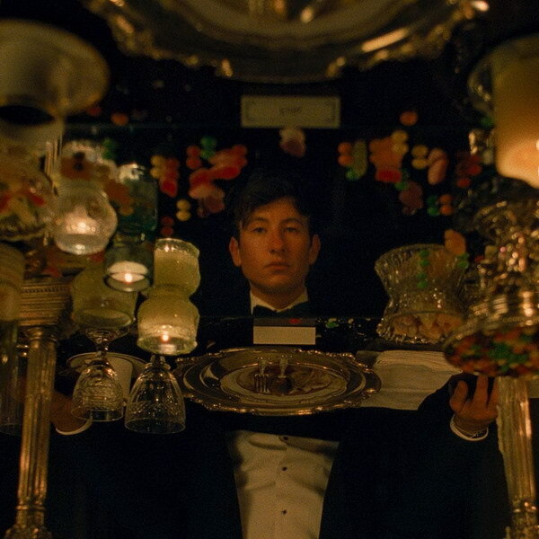     Барри Кеоган приезжает в гости к Джейкобу Элроди и его семье в трейлере «Солтберна»