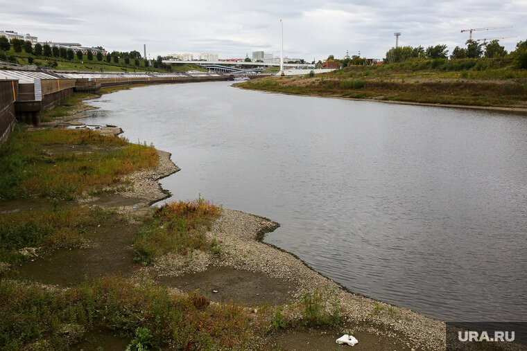    Уровень воды непрерывно падал в течение недели