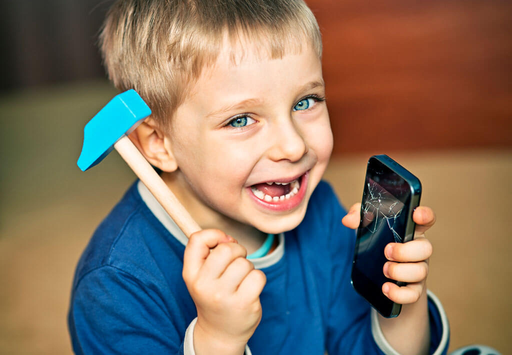 игрушки для детей. опасные вещи для детей.