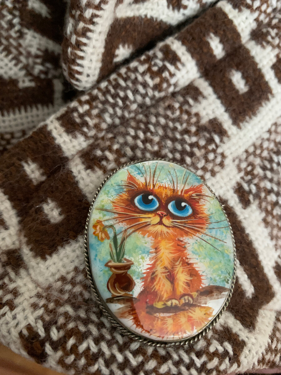 Вот эту очаровашку, 1200 р. Роспись на перламутре в винтажом стиле,  обожаю🤩