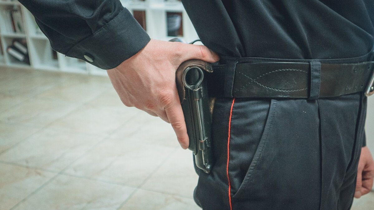     В тюменских правоохранительных органах не хватает специалистов. Люди бегут из-за большого количества работы и низкой зарплаты.