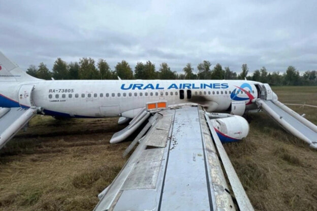    Опубликованы фотографии с места экстренной посадки самолета в Новосибирской области