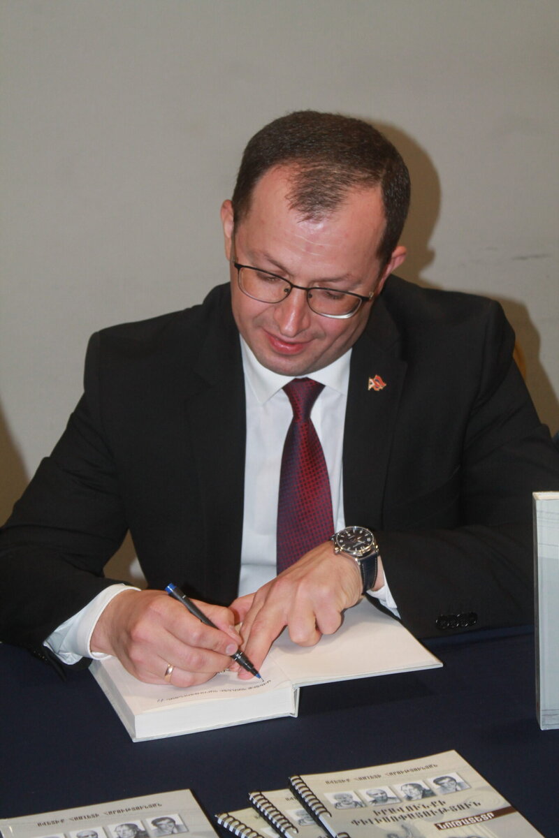 12 сентября по инициативе адвокатской конторы «Аве Юс» в зале «Манташов» бизнес-центра «Элит Плаза» состоялась презентация книги адвоката Палаты адвокатов Республики Армения, главного редактора...-15