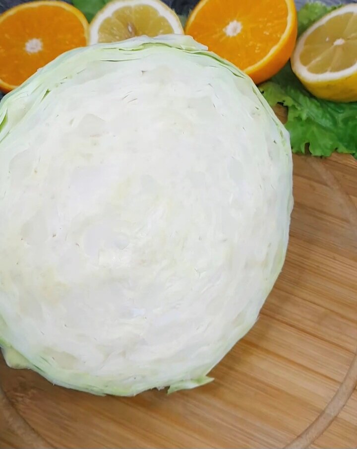 1. Как я сказала, у меня остался пол качана капусты... Вы можете брать целый . Шинкуем мелко вручную либо с помощью специального ножа.