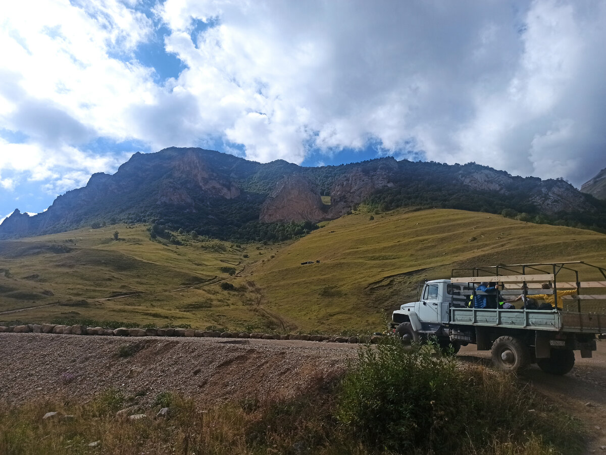 Вот на таких грузовиках можно подняться на парадном. Фото автора