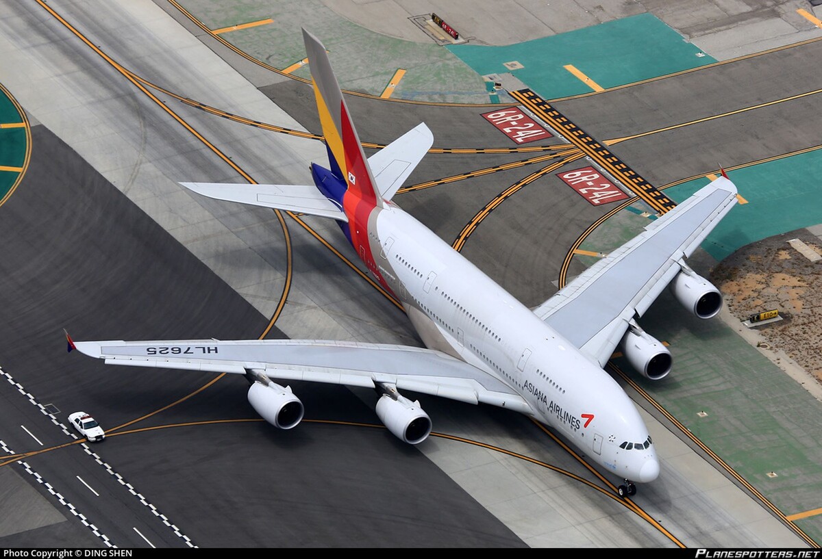 Airbus A380 авиакомпании Asiana Airlines в аэропорту Лос-Анджелеса, штат Калифорния