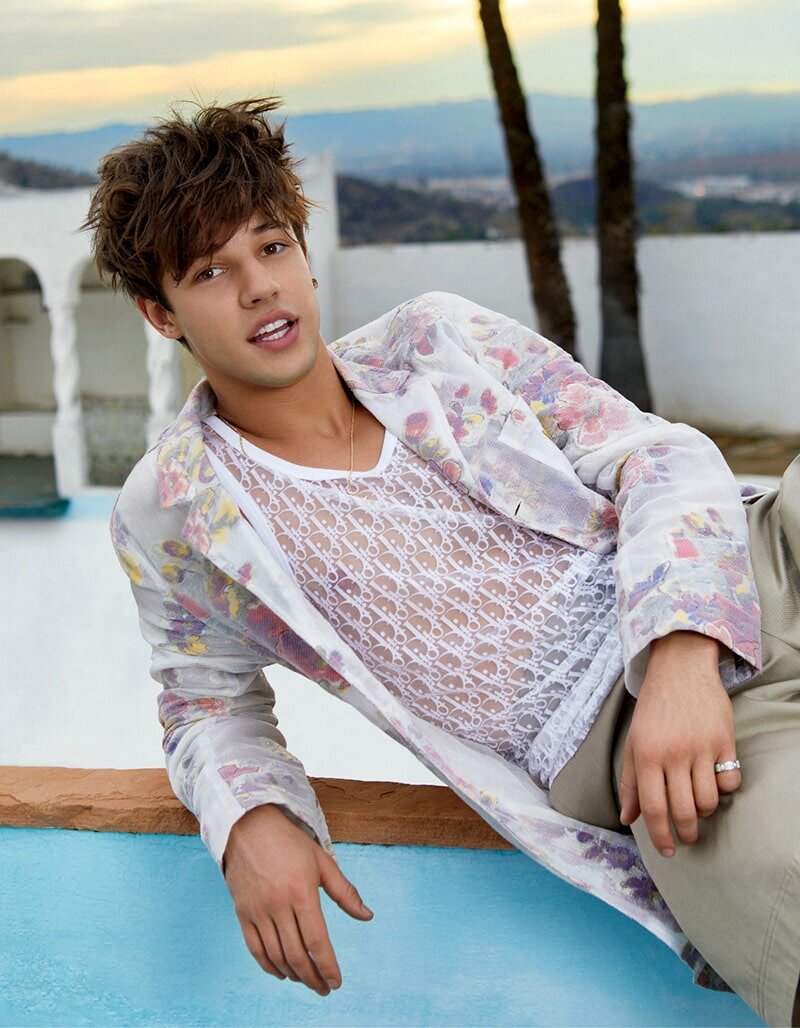 Кэмерон носит всю одежду от Dior Men