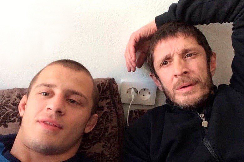 ​​В Орехово-Зуево полицейские(этих можно назвать и мусорами) сначала поиздевались а потом насмерть забили отца чемпиона мира по ММА. 
Имена мусоров — Дмитрий Блинов, Павел Попов и Олег Шишканов

Как стало известно, трое оперативников патрулировали вечером район. Стражи порядка от скуки пристали к 46-летнему мужчине: начали шутить над внешностью и пытаться задержать его.

Сулли забежал в аптеку и попросил вызвать полицию, однако полицейские зашли следом и сказали, что сами из органов и показали удостоверения провизору. Видео в разделе видеозаписи.

После, при попытке задержания мужчину очень сильно избили.

Отец борца провел в больнице несколько дней и скончался от полученных травм. У погибшего врачи диагностировали отек и дислокацию мозга, а также сильные синяки. 

Против троицы полицейских возбуждено уголовное дело о превышении полномочий и умышленном причинении тяжкого вреда здоровью. Дмитрий Блинов заключен под стражу, Павел Попов и Олег Шишканов находятся под домашним арестом. 

Сын покойного, 27-летний спортсмен Магомед Юнусилау, — чемпион России и мира по ММА, а также чемпион РФ по грэпплингу. Борец выступает в полулегком весе.