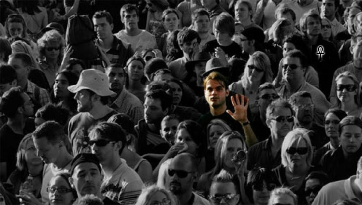 Выделяется на черном фоне. Человек выделяется из толпы. Много людей. Серая толпа людей. Толпа людей чб.