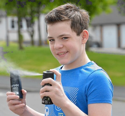 Теперь Каспер не расстаётся с любимым ароматом.