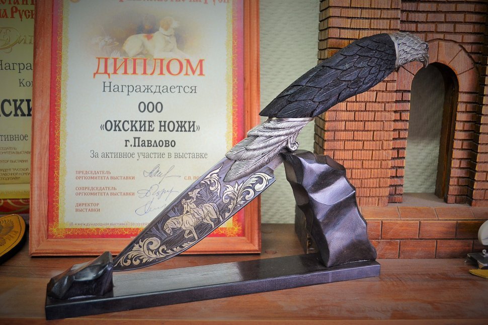 Нож Коршун, композиция Охота коршуна, из дамаска с позолотой и гравировкой, объемная резьба из граба, художественное литье из мельхиора