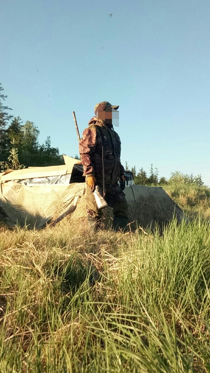 Это уже поздней весной, когда природа начала зеленеть. На фото мой троюродный брат. Попросил замазать лицо.