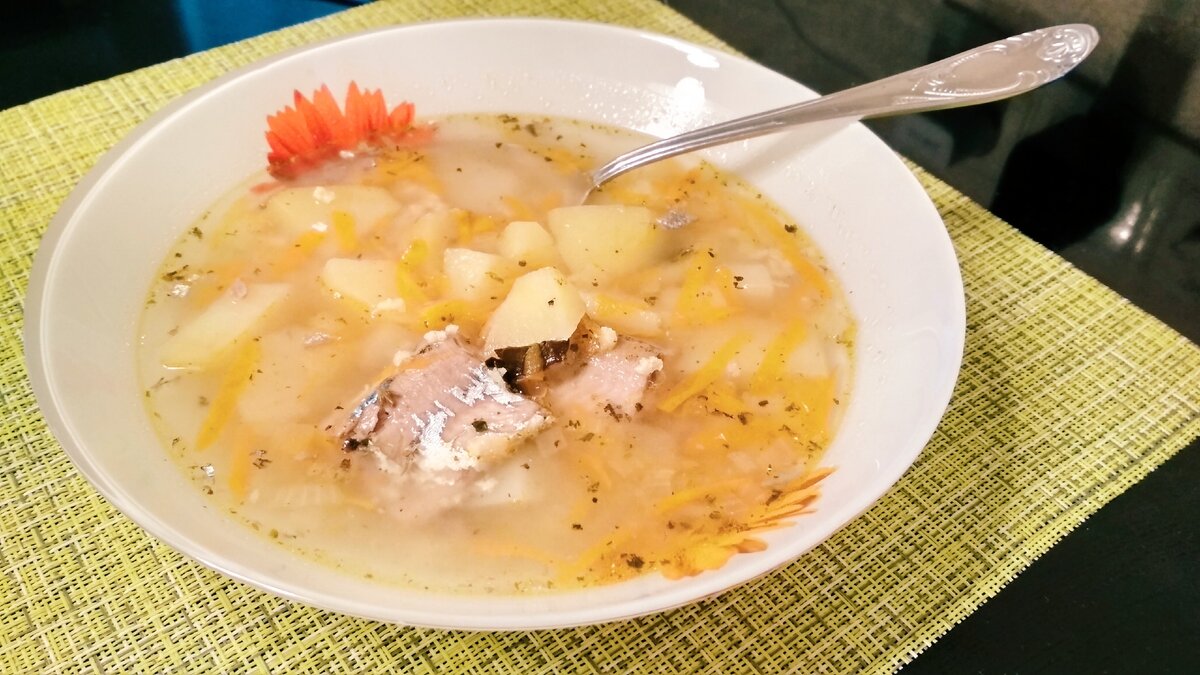 Суп с консервами и пшеном картошкой. Суп с консервой рыбной сайра. Рыбный суп из сайры. Суп с консервы сайра. Суп с рыбой и рисом.