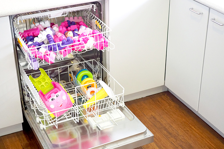 Посудомоечная машина игрушка. Пластиковый контейнер в посудомоечной машине. Детские игрушки в посудомоечной машины. Мытье тряпок в посудомойке.