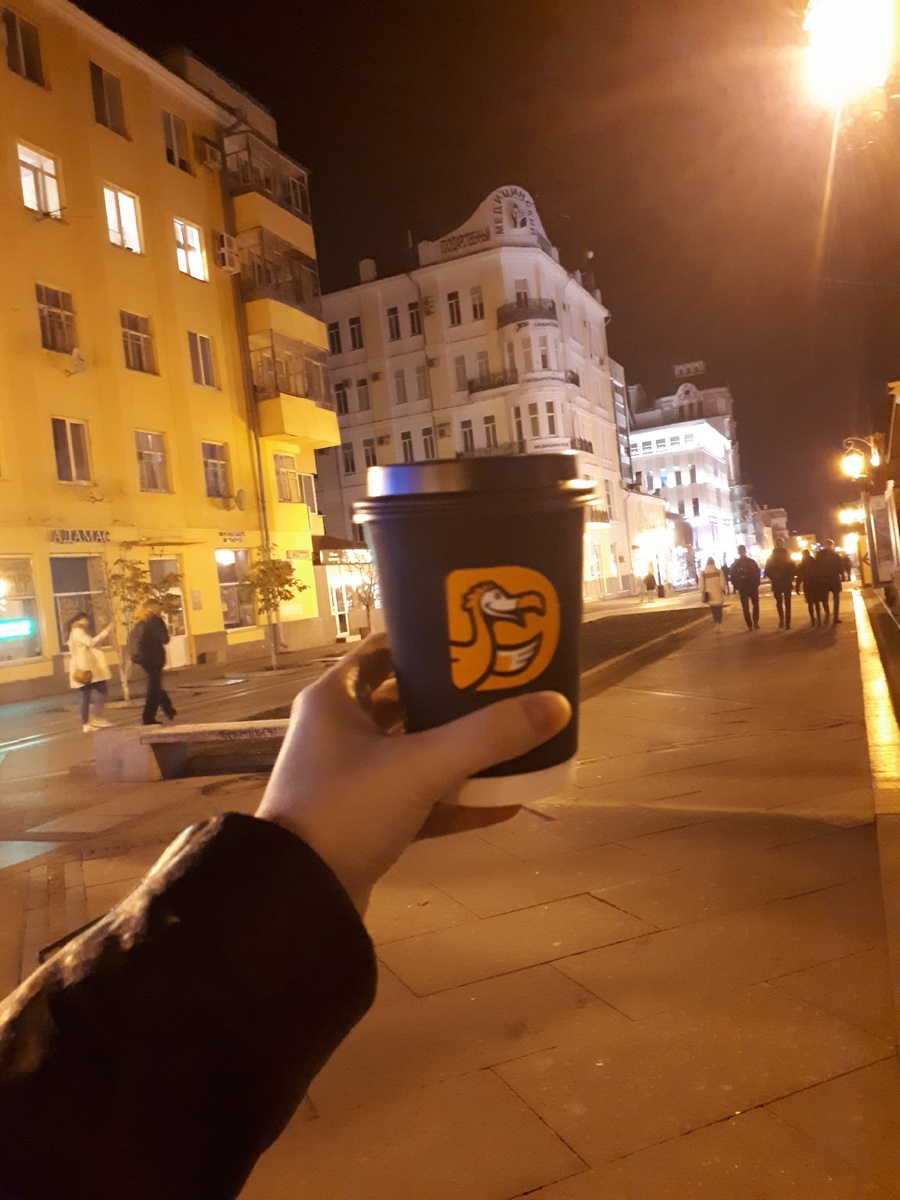 Ни для кого не секрет, что у студентов-медиков катастрофически мало времени, для общения с друзьями. Поэтому как только появляется возможность с кем-нибудь встретиться - я собираюсь за считанные минуты.  Но любимый университет не отпускает даже в выходной😂 Так что, когда мы со школьной подругой решили заскочить поужинать в додо-пиццу на Ленинградской, я и сама не заметила, как снова оказалась рядом с одним из учебных корпусов🙈.  Кстати, пунш из нового меню в додо отлично согревает ветренным осенним вечером, рекомендую😉