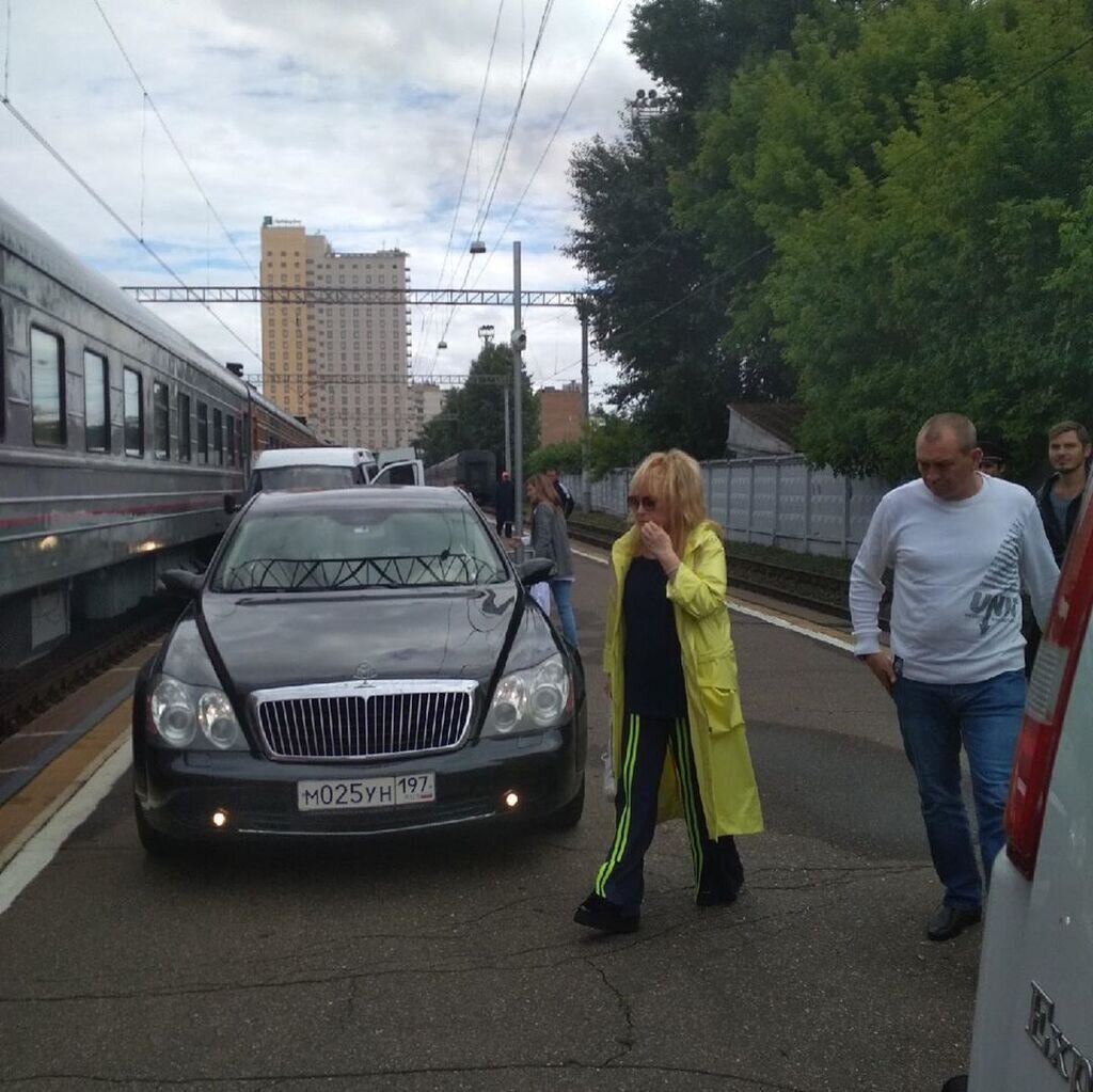 Алла Пугачева приехала прямо на перрон Рижского вокзала в личном  автомобиле... | 🚖Автолюбитель🚘 | Дзен