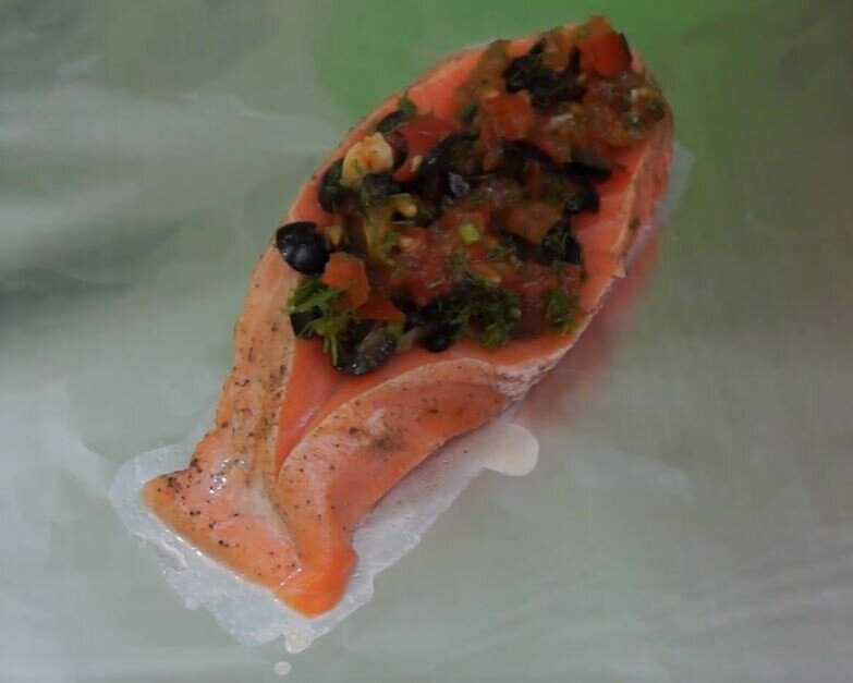 Делаем продольный надрез, укладываем начинку